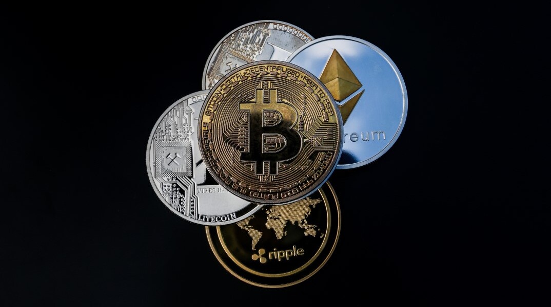 Κρυπτονομίσματα bitcoin, ethereum και XRP μεταξύ άλλων crypto