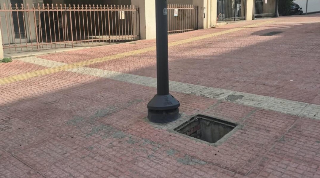 Ένα από τα ανοιχτά φρεάτια χωρίς καπάκι στον Πειραιά