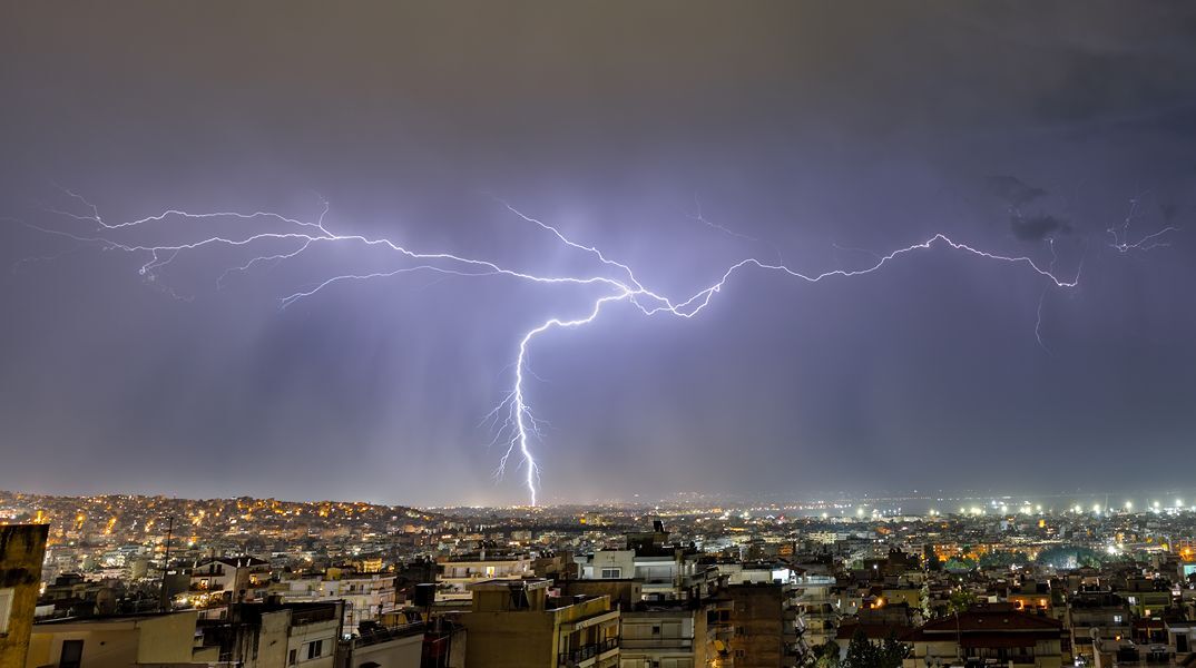 Πώς θα κινηθούν οι βροχές την Κυριακή και πότε αναμένεται αισθητή πτώση της θερμοκρασίας.