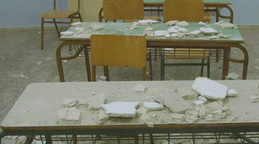 Πτώση σοβάδων σε σχολική αίθουσα