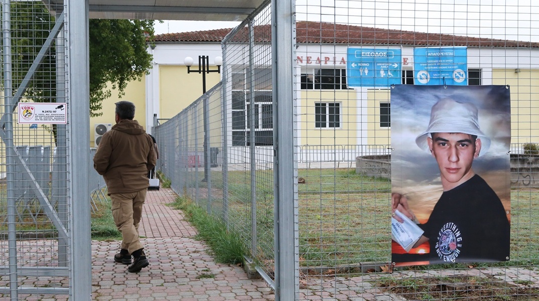 Πανό με τη φωτογραφία θύματος του σιδηροδρομικού δυστυχήματος στο κτίριο όπου εκδικάζεται η δίκη για τα Τέμπη