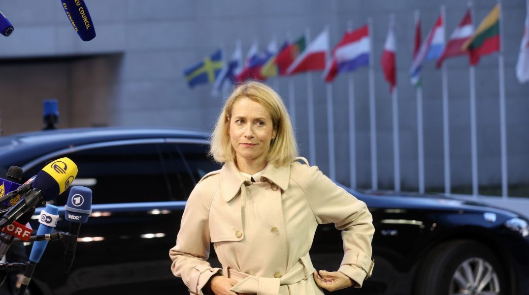Το μεγαλύτερο πακέτο κυρώσεων υιοθέτησε η ΕΕ, επιβάλλοντας περιορισμούς σε 1.600 εταιρείες και στελέχη της ρωσικής πολεμικής βιομηχανίας.