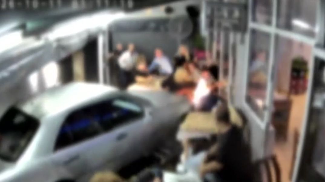 Θεσσαλονίκη: Αναβλήθηκε η δίκη του 45χρονου που εισέβαλε με το Ι.Χ. σε ταβέρνα στον Εύοσμο, τραυματίζοντας τρεις θαμώνες - Παραμένει υπό κράτηση.
