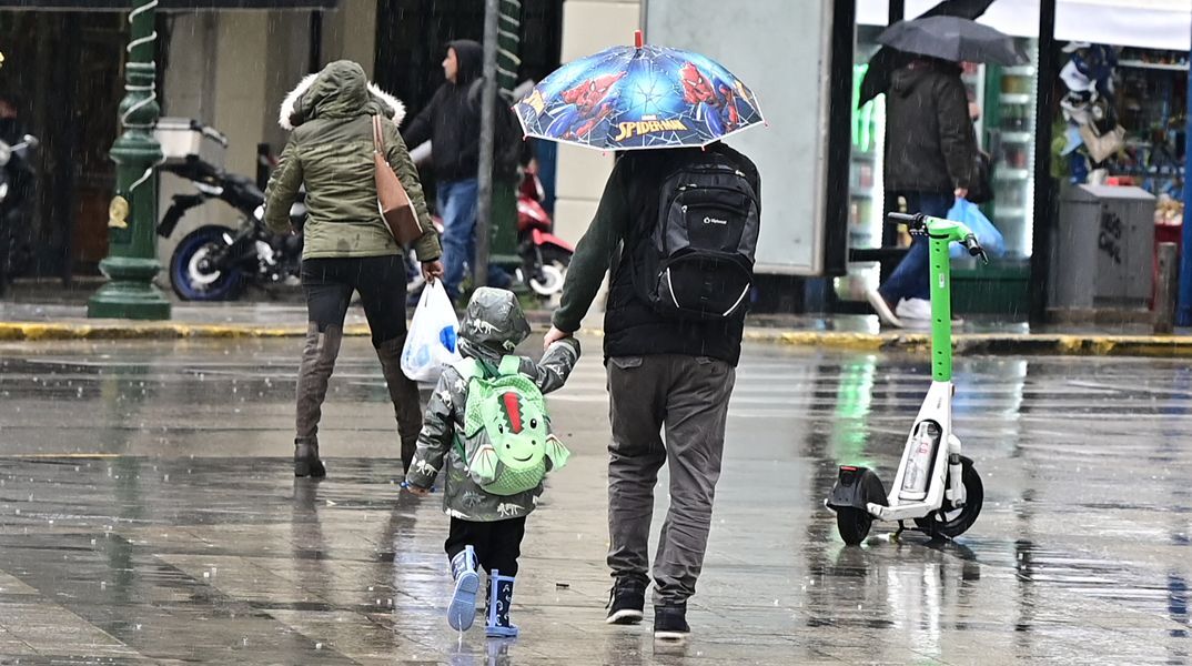 Με βροχές και καταιγίδες σχεδόν σε όλη τη χώρα ο καιρός την Τρίτη - Πού θα είναι πιο έντονα τα φαινόμενα