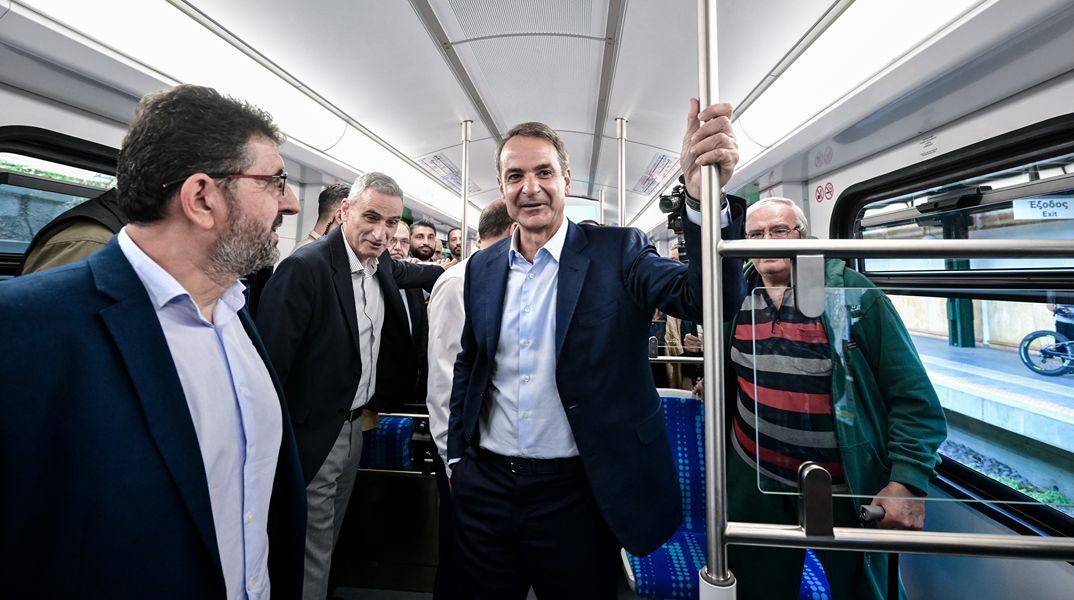 Στο δρομολόγιο της Γραμμής 1 ο Μητσοτάκης: «14 ανακατασκευασμένοι συρμοί στον Ηλεκτρικό»