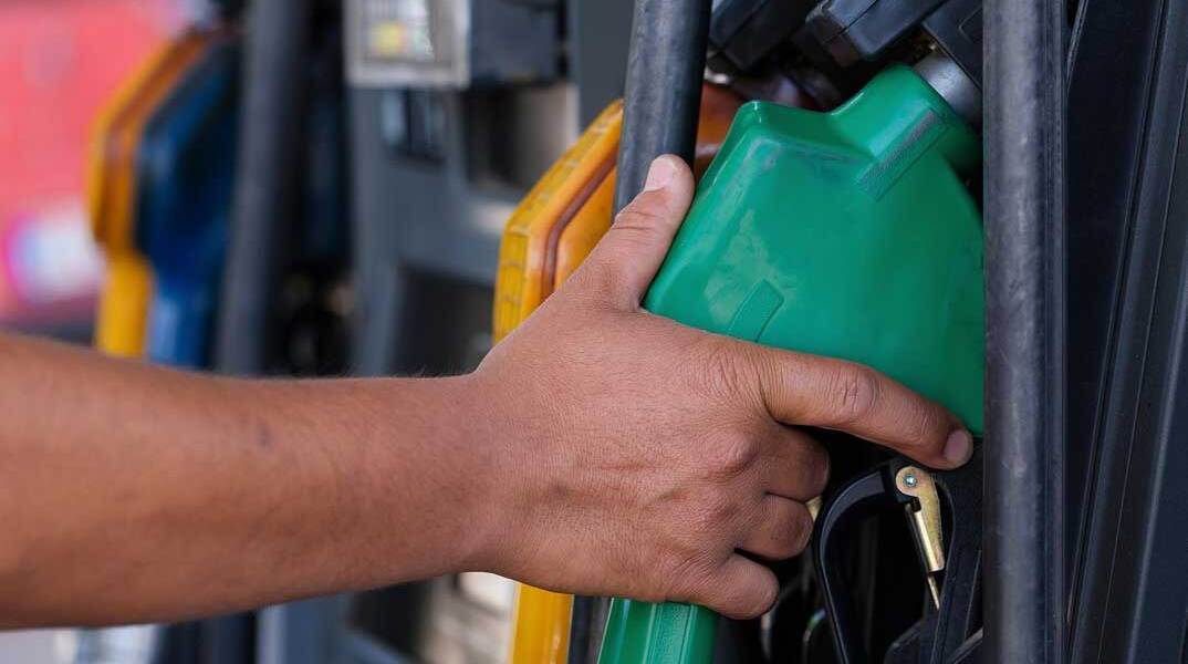 Ακριβή παραμένει η βενζίνη στην Ελλάδα
