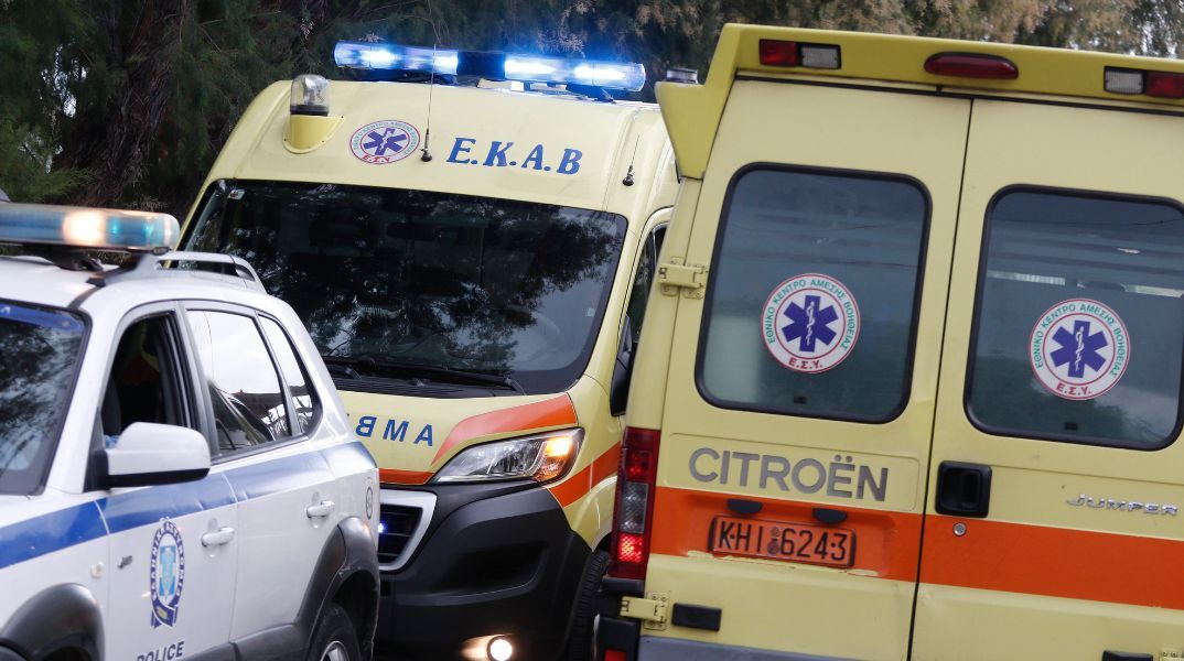 Χωρίς τις αισθήσεις του απεγκλωβίστηκε 34χρονος οδηγός μετά από σύγκρουση του οχήματός του με φορτηγό στην περιφερειακή οδό Δράμας - Προσοτσάνης.