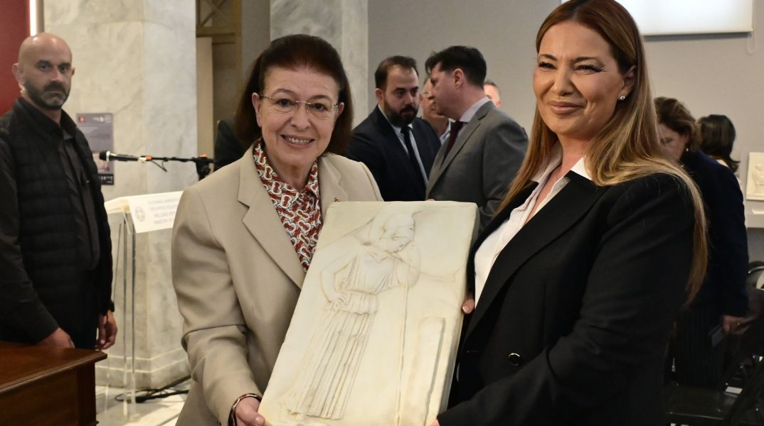 Είκοσι δύο παράνομα διακινηθείσες αρχαιότητες επιστράφηκαν στην Ελλάδα από το Ισραήλ, σε τελετή στο Εθνικό Αρχαιολογικό Μουσείο.