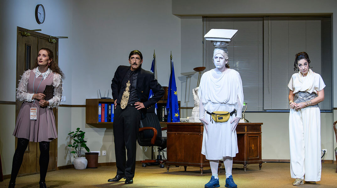 Καρυάτιδα στο Θέατρο Κάππα