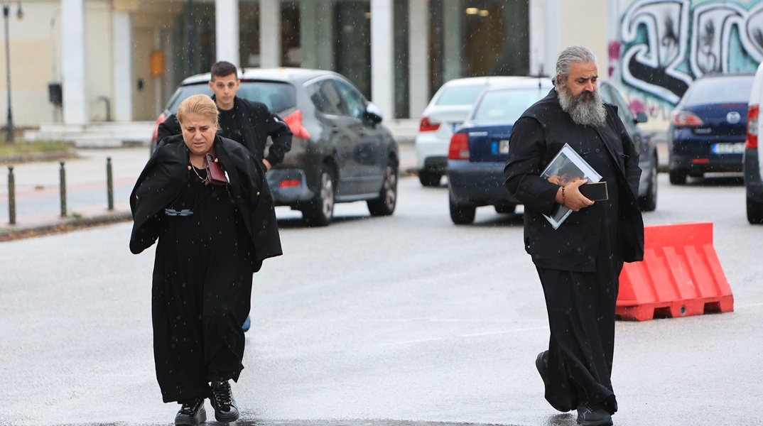 Οι γονείς του Κυπριανού Παπαϊωάννου προσέρχονται στη δίκη για τα Τέμπη