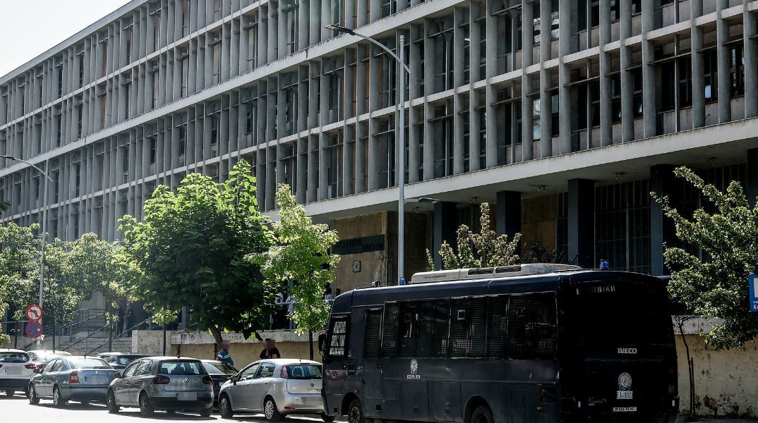 Εξαγοράσιμη ποινή φυλάκισης 15 μηνών επιβλήθηκε στη 58χρονη που πυρπόλησε την πόρτα της γειτόνισσάς της στην Τούμπα Θεσσαλονίκης.