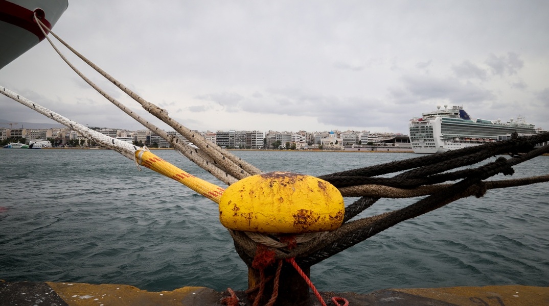 Πλοία δεμένα σε κάβο στο λιμάνι του Πειραιά