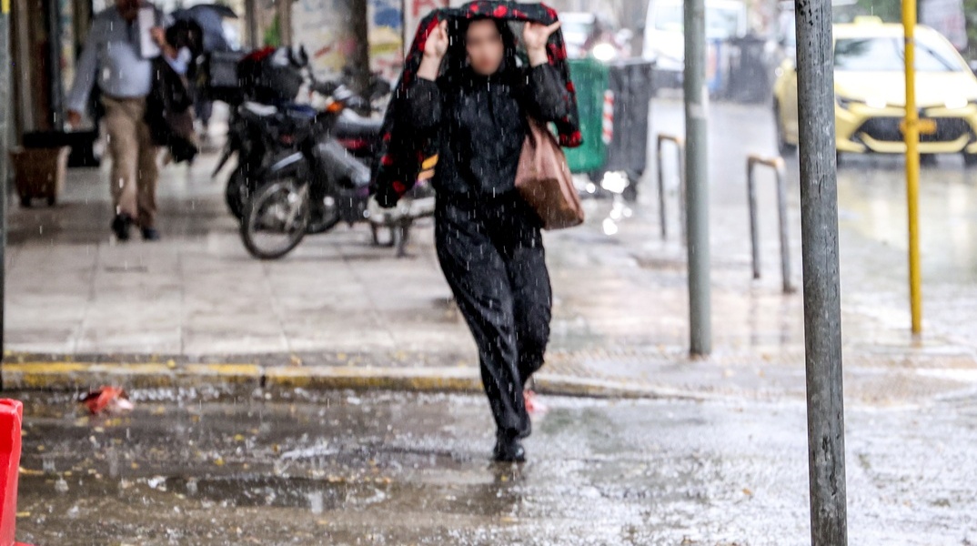 Γυναίκα εν μέσω καταιγίδας στην Αθήνα