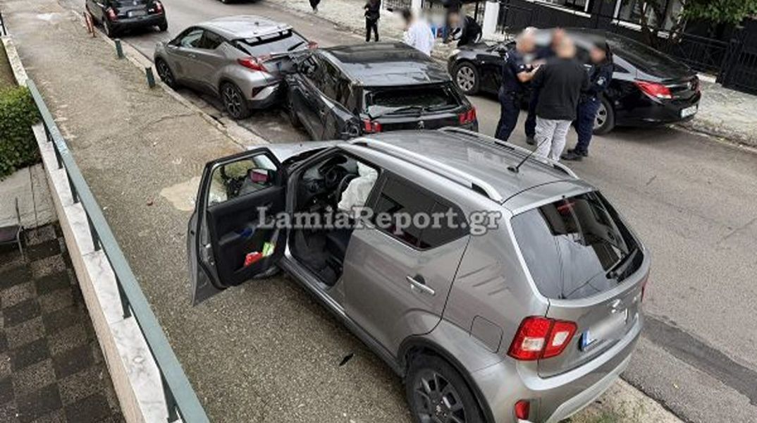 Λαμία: «Κόλλησε το γκάζι» και έπεσε πάνω σε παρκαρισμένα αυτοκίνητα - Σοκαρισμένη η οδηγός