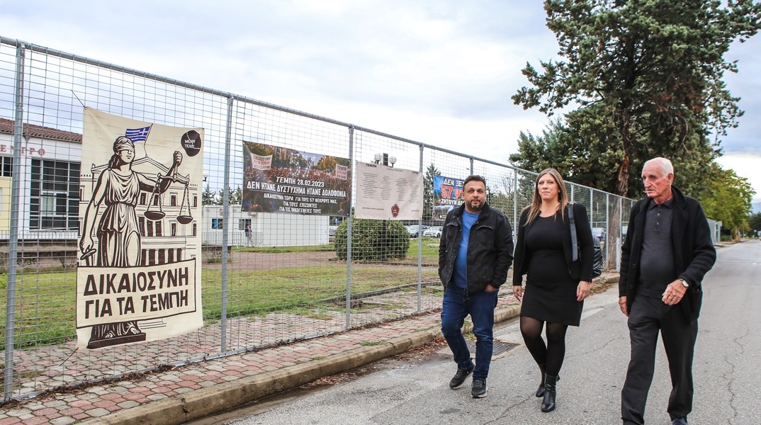 Ο Πάνος Ρούτσι και η συνήγορός του, Ζωή Κωνσταντοπούλου, προσέρχονται στη δίκη για τα Τέμπη στη Λάρισα