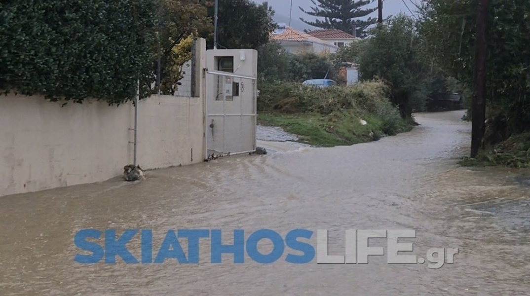Ζημιές στη Σκιάθο από την κακοκαιρία: Παρασύρθηκαν οχήματα, έπεσαν δέντρα - Κλειστά τα σχολεία