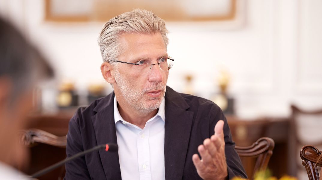 Στα μέτρα στήριξης, τη δημοσιονομική σταθερότητα και το νομοσχέδιο για την προστασία των ανηλίκων στα social media αναφέρθηκε ο Άκης Σκέρτσος