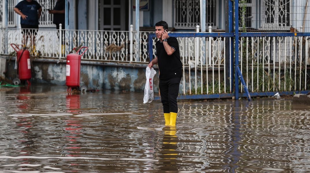 Τουρκία: Τρεις νεκρούς, τέσσερις αγνοούμενους και χιλιάδες εγκλωβισμένους άφησε πίσω της η χειρότερη νεροποντή των τελευταίων 84 ετών στην Κωνσταντινούπολη.
