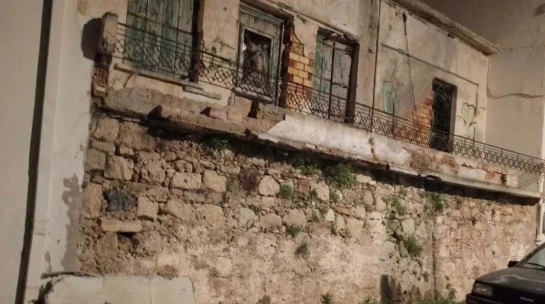 Κατέρρευσε τμήμα μπαλκονιού στην Κίσσαμο Χανίων - Καταγράφηκαν ζημιές σε αυτοκίνητα