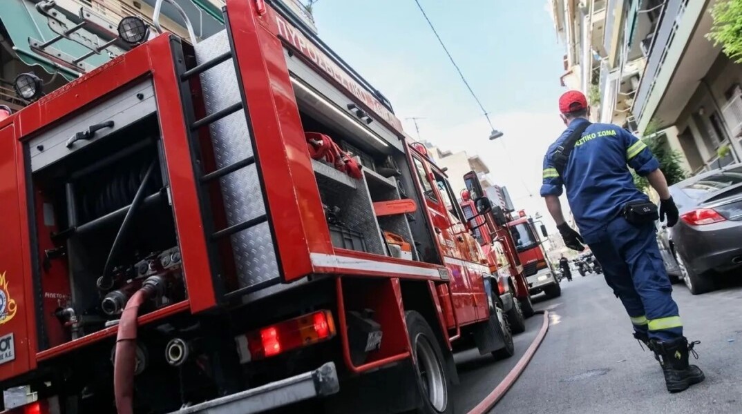 Πυροσβέστης και πυροσβεστικά οχήματα