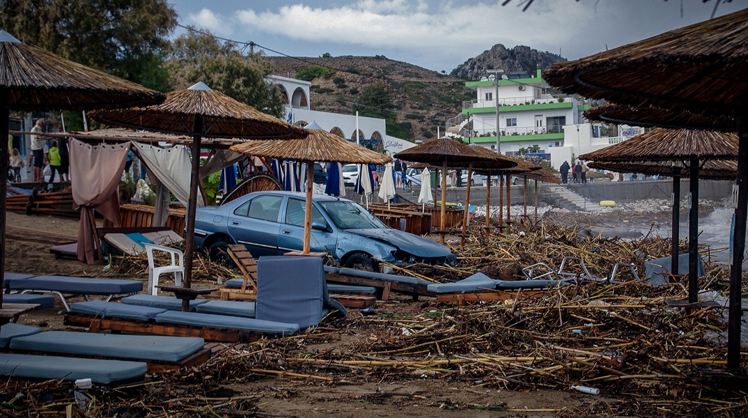 Αυτοκίνητο σε παραλία της Ρόδου με την κακοκαιρία