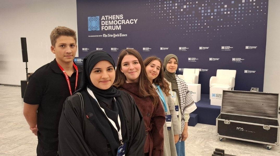Teens for Democracy: Η γενιά που μεγάλωσε μέσα στον αλγόριθμο τον κοιτάζει πλέον με καχυποψία
