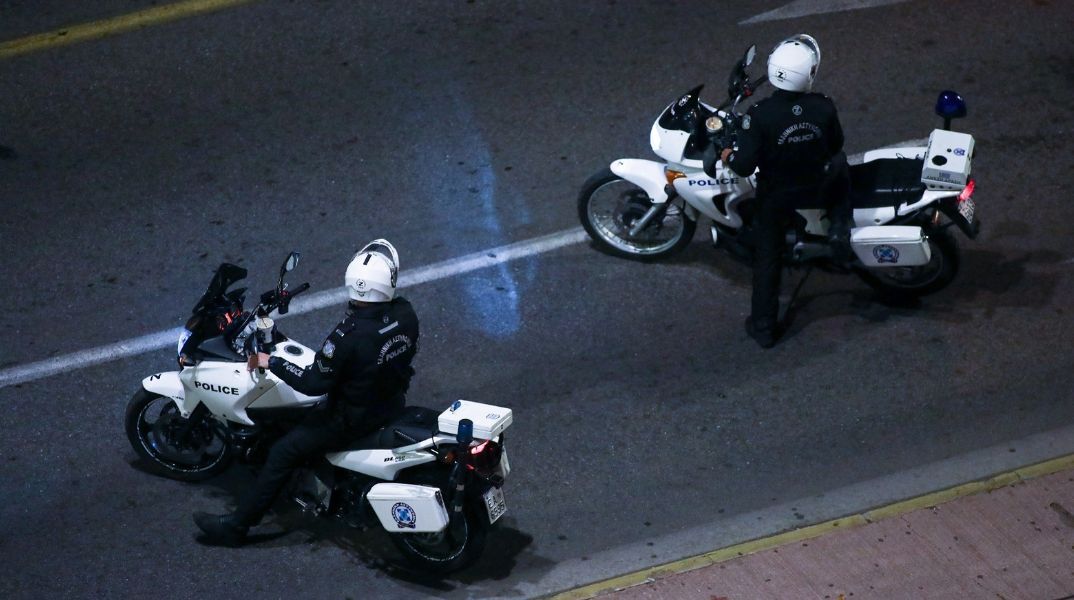 Επεισοδιακή σύλληψη 18χρονου διακινητή στη Θεσσαλονίκη, ο οποίος προσέκρουσε σε περιπολικά στην Εγνατία Οδό μεταφέροντας τέσσερις Αφγανούς.