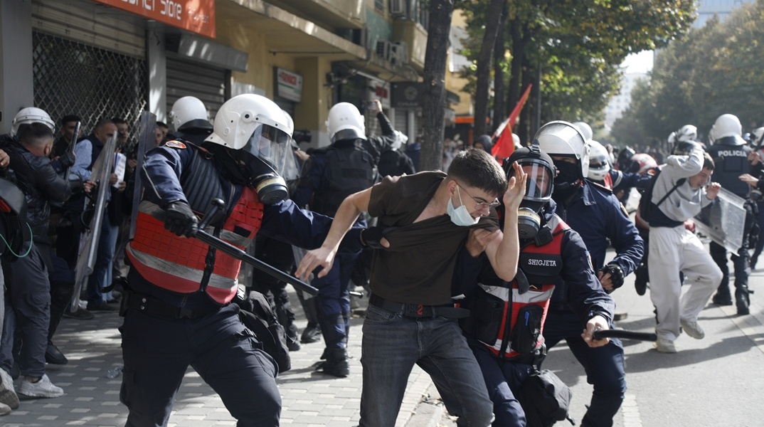 Διαδηλωτές στην Αλβανία