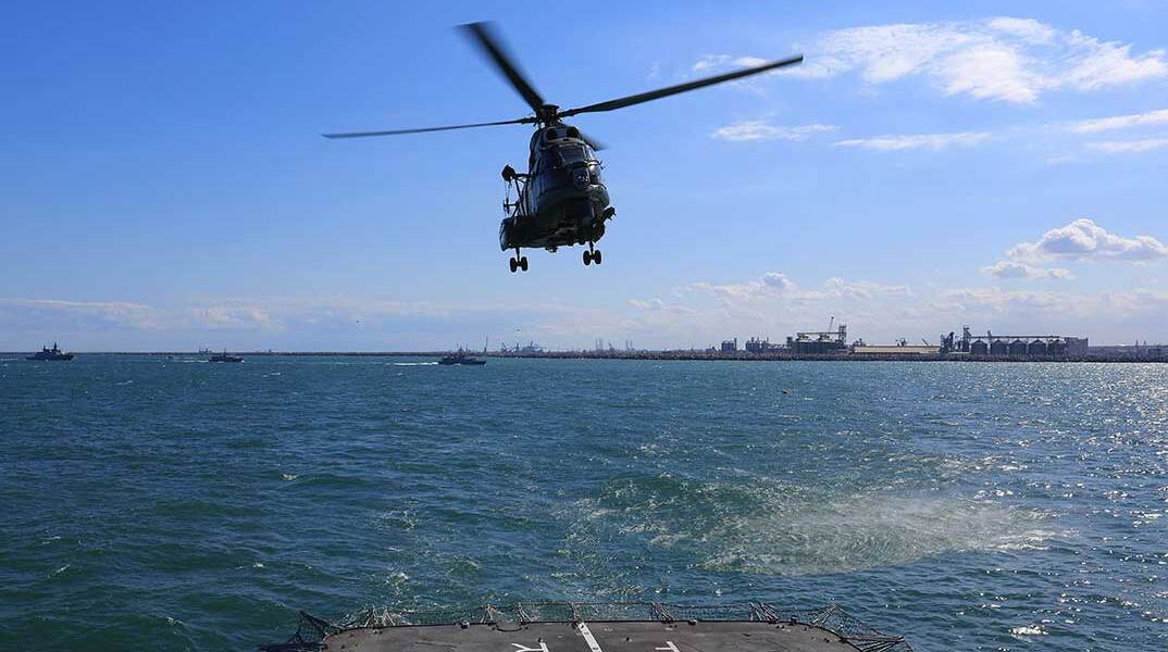 Ελικόπτερο ετοιμάζεται να προσγειωθεί σε φρεγάτα στη Μαύρη Θάλασσα
