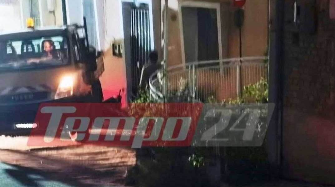 Φορτηγό προκάλεσε υλικές ζημιές σε μηχανάκια στην Πάτρα