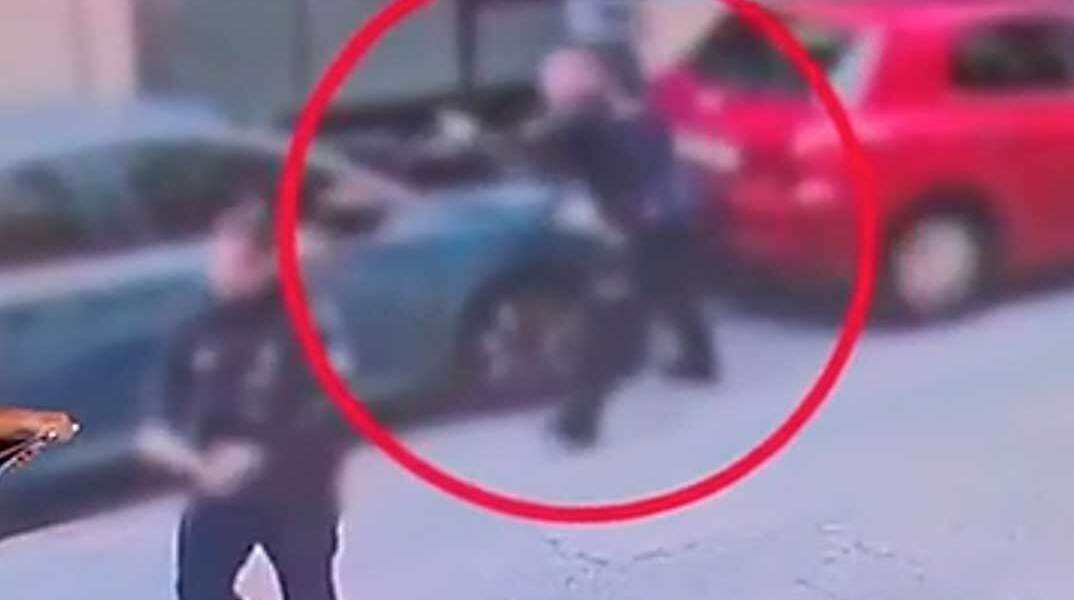 Καρέ καρέ ο καβγάς αστυνομικού με πολίτη στη Θεσσαλονίκη
