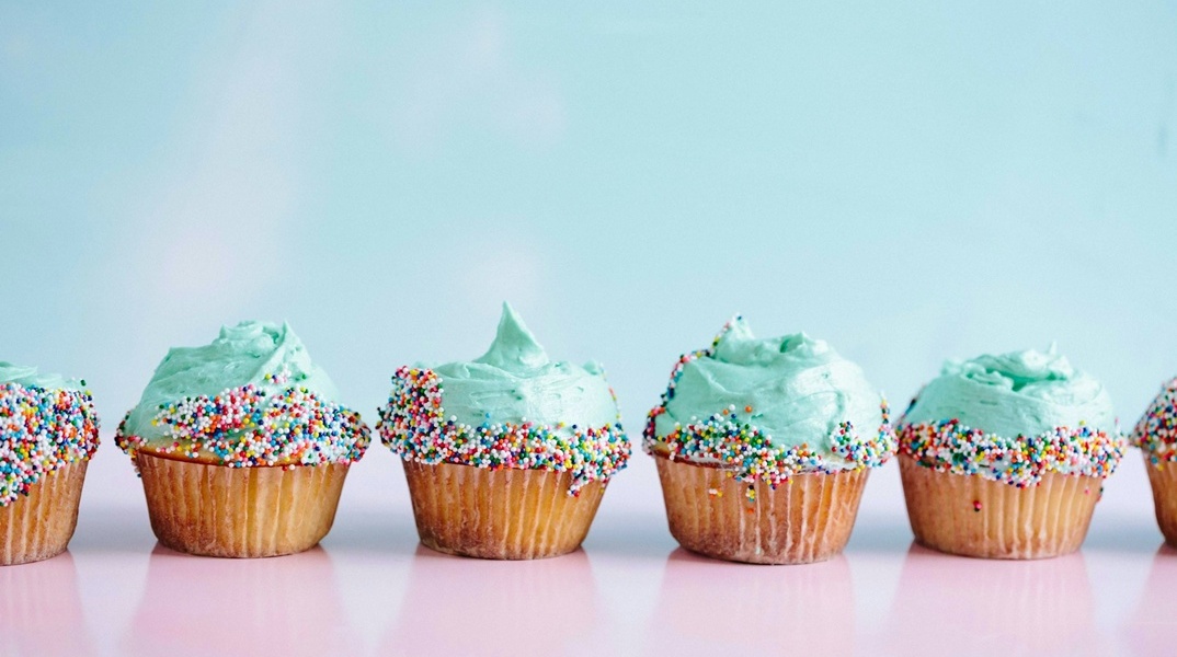 Cupcake στη σειρά ακουμπησμένα σε τραπέζι