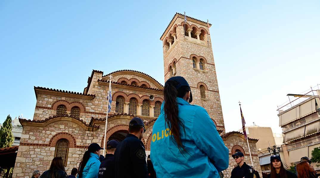 Πλήθος κόσμου στο μνημόσυνο του Γιώργου Μαζωνάκη στη Νίκαια