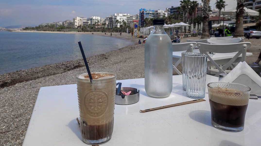 Πρωινός καφές στην Παραλιακή
