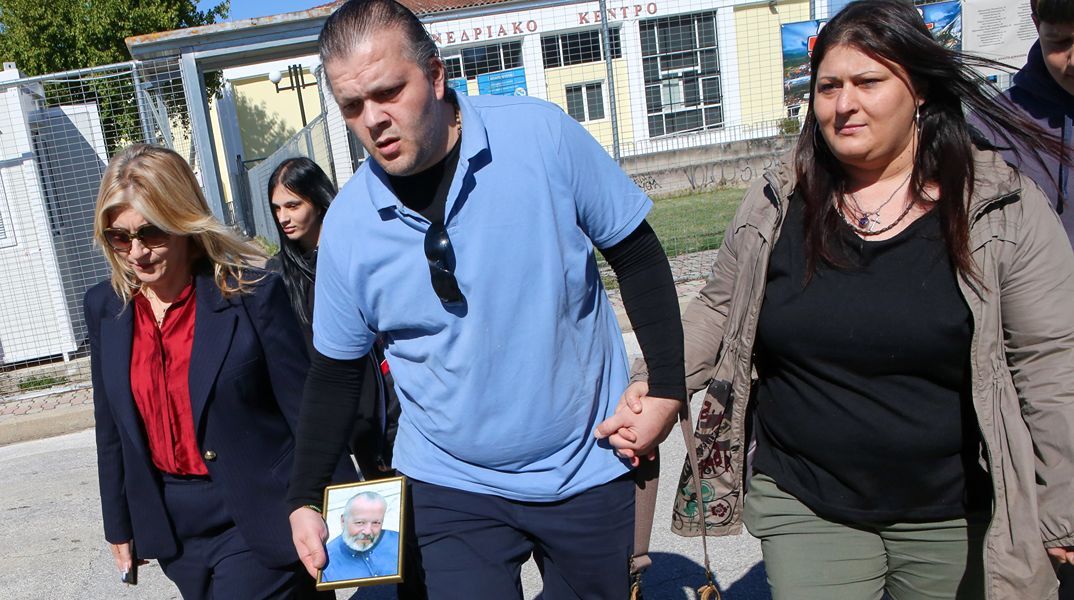Δίκη Τέμπη: «Ο πατέρας μου κάηκε ζωντανός» - Σε φορτισμένο κλίμα οι καταθέσεις τραυματιών και συγγενών των θυμάτων