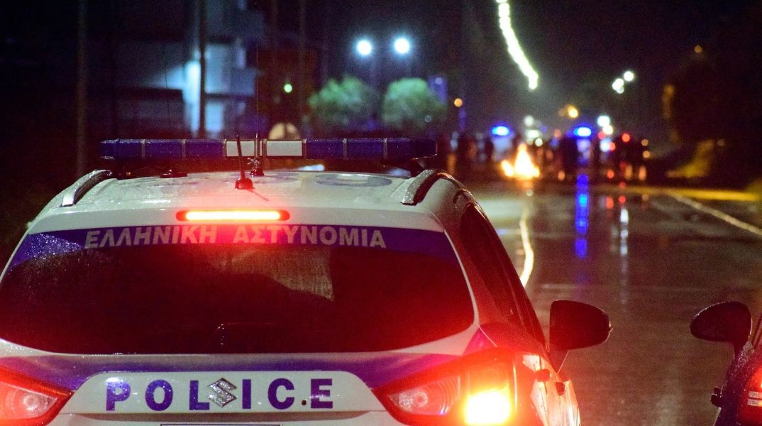 Συνελήφθη στην Αρτέμιδα 25χρονος που προκάλεσε τροχαίο υπό την επήρεια αλκοόλ και απείλησε με μαχαίρι τους αστυνομικούς που έφτασαν στο σημείο.