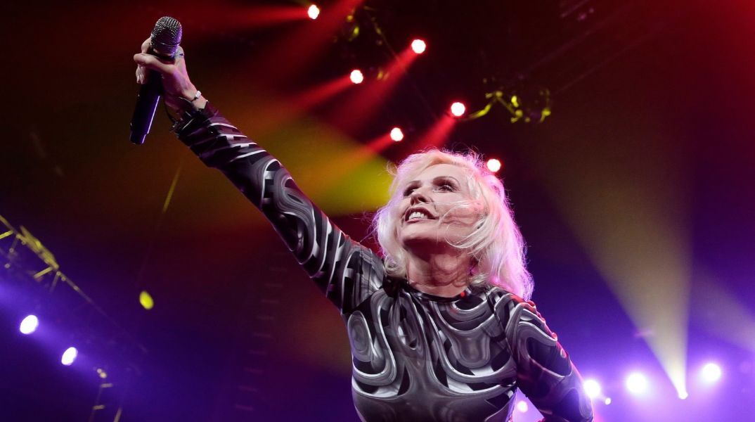 Οι Blondie επιστρέφουν με το άλμπουμ «High Noon», την πρώτη τους δισκογραφική δουλειά μετά από 9 χρόνια, με τη συμμετοχή σπουδαίων καλεσμένων.