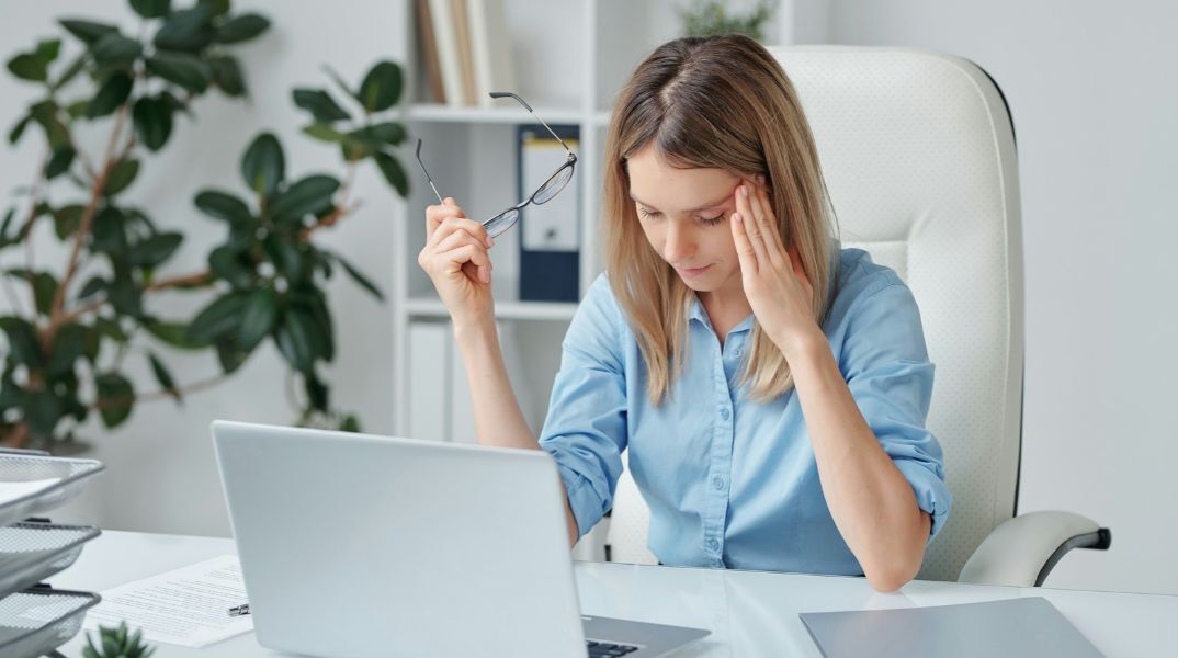 Η ΕΛΣΤΑΤ καταγράφει ότι 33% των εργαζομένων δυσκολεύονται να συνδυάσουν εργασία και φροντίδα οικογένειας - Μεγαλύτερη πίεση στις γυναίκες και στους 35–44 