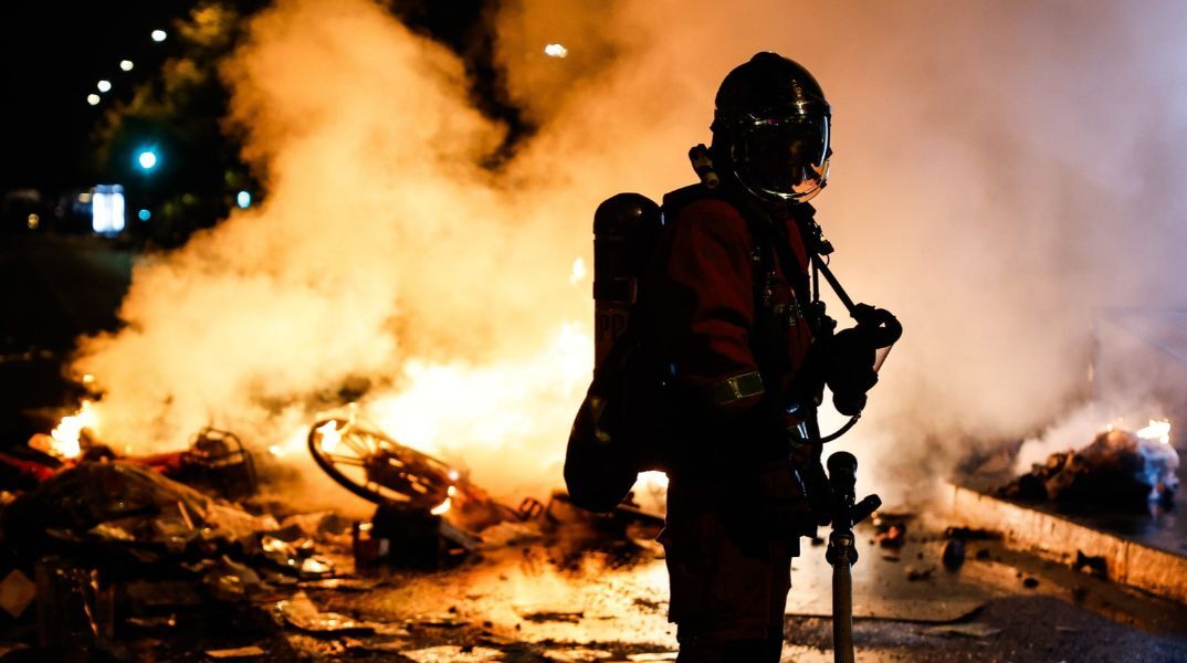 Ο πρωθυπουργός της Γαλλίας Σεμπαστιέν Λεκορνύ ανακοίνωσε τοπικές απαγορεύσεις κυκλοφορίας από απόψε, μετά τις σκηνές χάους του Σαββατοκύριακου.