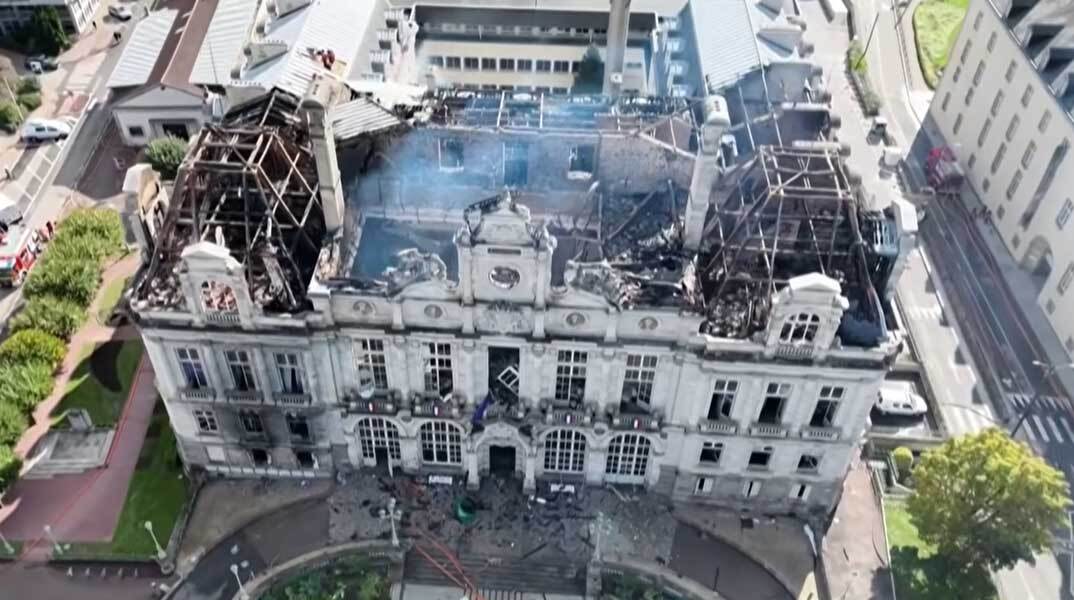 Ό,τι απέμεινε από το δημαρχείο της Λιμόζ μετά την καταστροφική πυρκαγιά