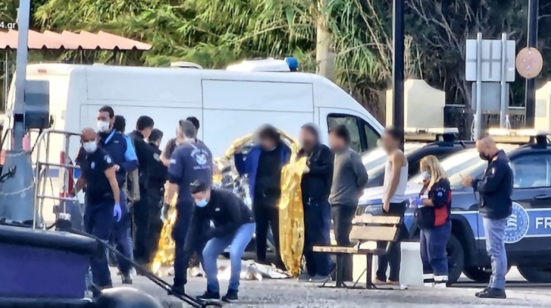 Εικόνα από τους διασωθέντες από το ναυάγιο ανοιχτά της Σάμου