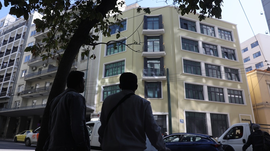 Συναγερμός για την πτώση ατόμου από κτίριο στην Ομόνοια