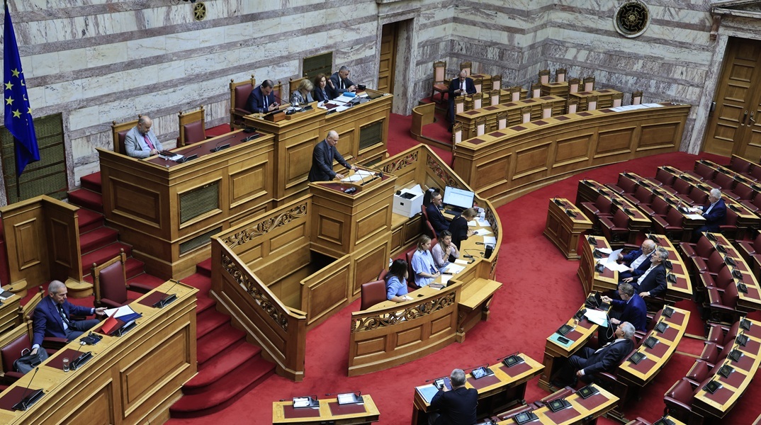 Από την πολιτική ρήξη στην πολιτική ευθύνη: Η διαχρονική μετάλλαξη του δημόσιου λόγου