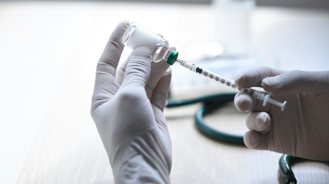 Τα εμβόλια κατά της γρίπης, της Covid-19, του έρπητα ζωστήρα και του RSV προσφέρουν σημαντική προστασία και από καρδιαγγειακές επιπλοκές.