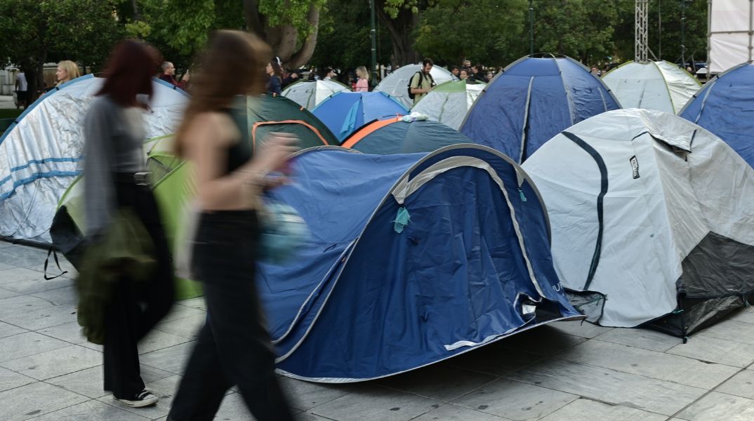 Φοιτητές στήνουν σκηνές στο Σύνταγμα ξεκινώντας διήμερο κινητοποιήσεων, ενόψει του πανεκπαιδευτικού συλλαλητήριου σε όλη τη χώρα.