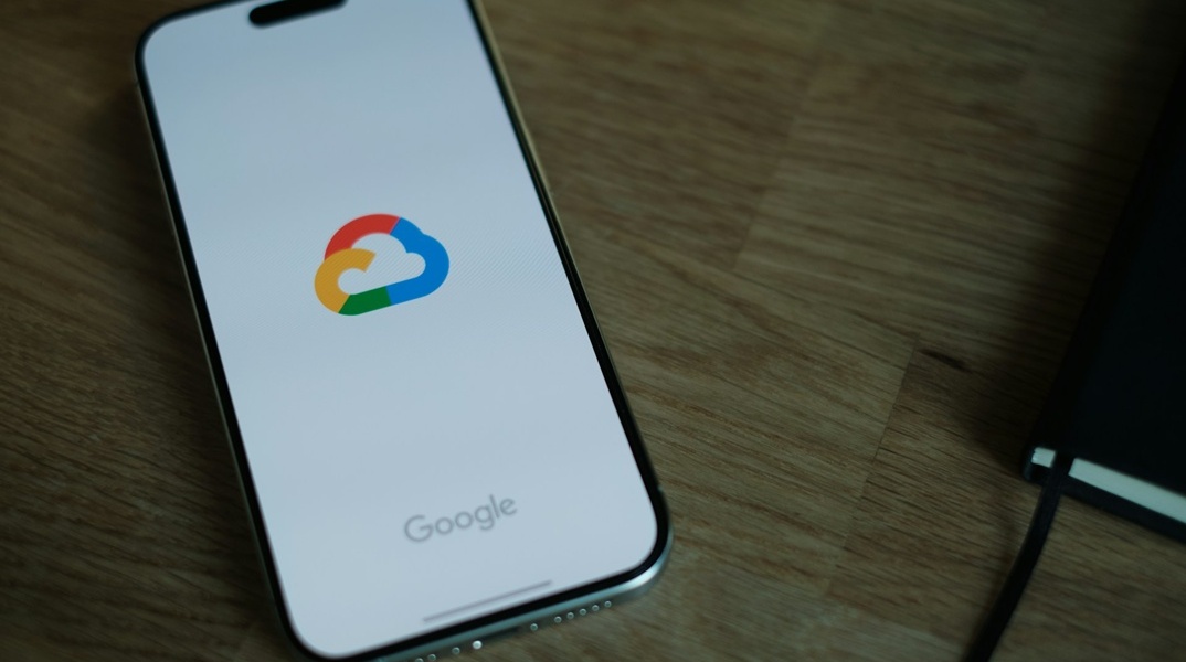 Το λογότυπο του Google Cloud στην οθόνη κινητού