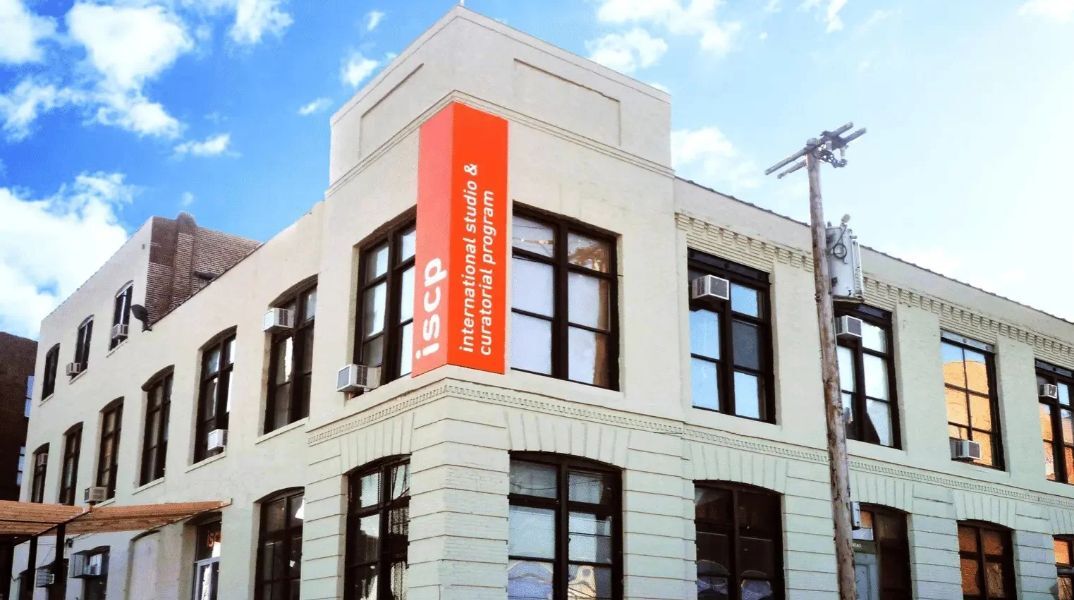 Το Petrides Residency προσφέρει σε έναν καλλιτέχνη ή καλλιτεχνικό δίδυμο εργαστήριο στο Μπρούκλιν, οικονομική υποστήριξη και επαφή με τη σκηνή της Νέας Υόρκης