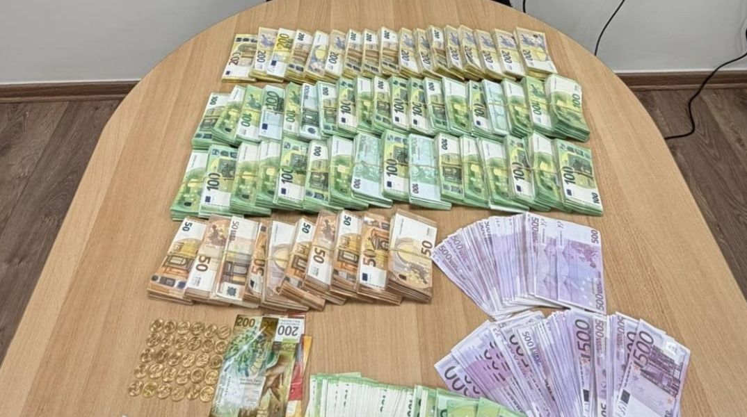 Η ανακοίνωση της ΕΛ.ΑΣ. για την υπόθεση των στημένων αγώνων μπάσκετ: έξι συλλήψεις και κατάσχεση 931.463 ευρώ, μαζί με ηλεκτρονικές συσκευές.