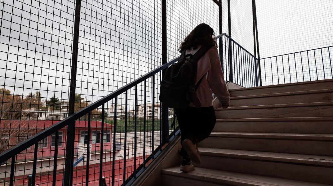 Την ποινή της οριστικής παύσης επέβαλε το Δευτεροβάθμιο Πειθαρχικό Συμβούλιο σε εκπαιδευτικό για παρενόχληση ανήλικης, κατόπιν ένστασης της ΕΑΔ.