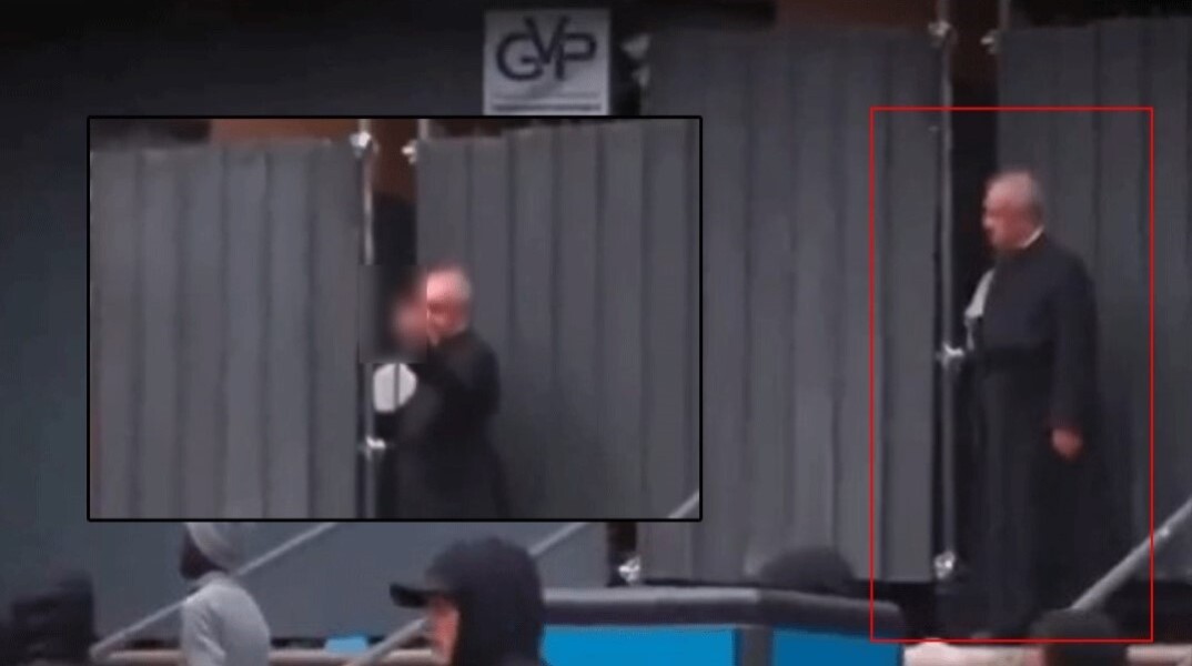 Ιερέας στο Μιλάνο δείχνει το μεσαίο δάκτυλο σε διαδηλωτή